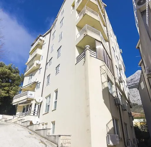 Jelas Apartment *