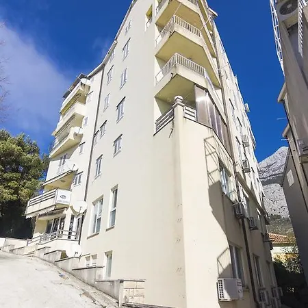 Jelas Apartment *